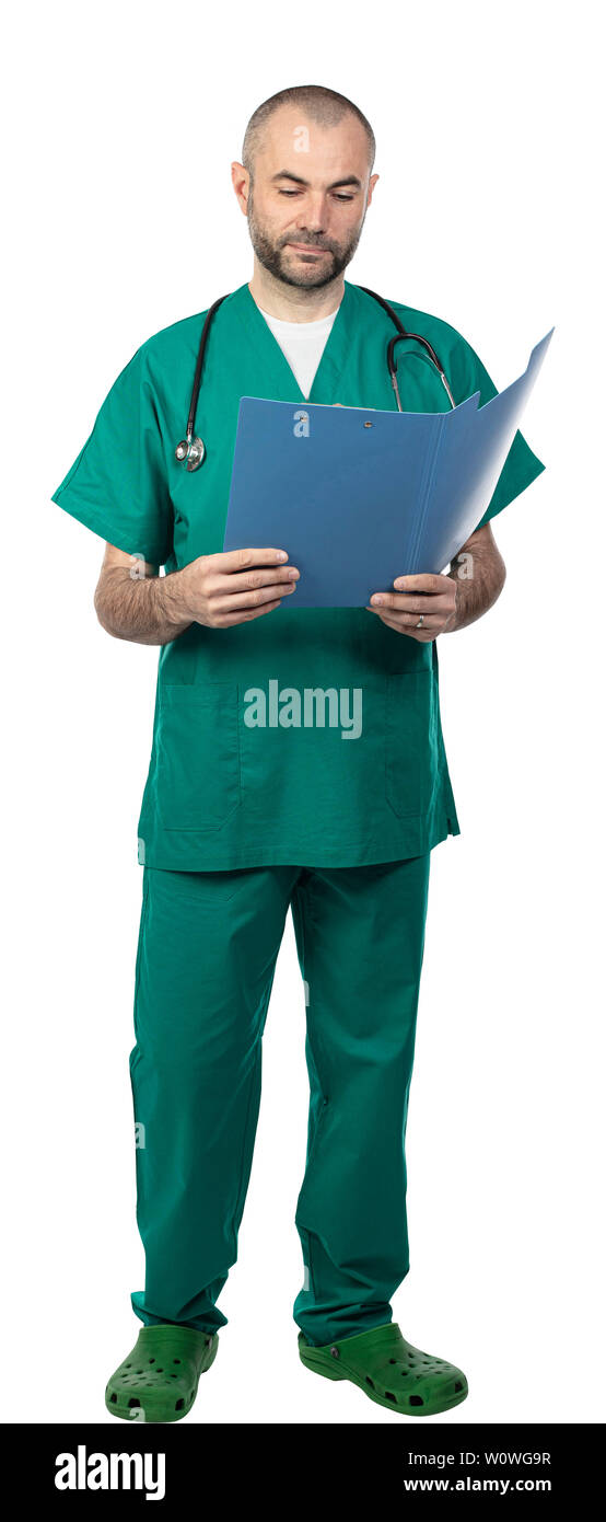Doctor standing avec uniforme vert lit le presse-papiers sur un dossier bleu. isolé sur blanc. Banque D'Images