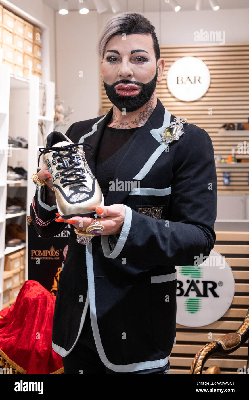 Harald Glööckler bei der Präsentation der neuen Schuhkollektion POMPÖÖS® fabriqués par BÄR von HARALD GLÖÖCKLER en Kooperation mit der BÄR GmbH à Berlin / 030419 Banque D'Images