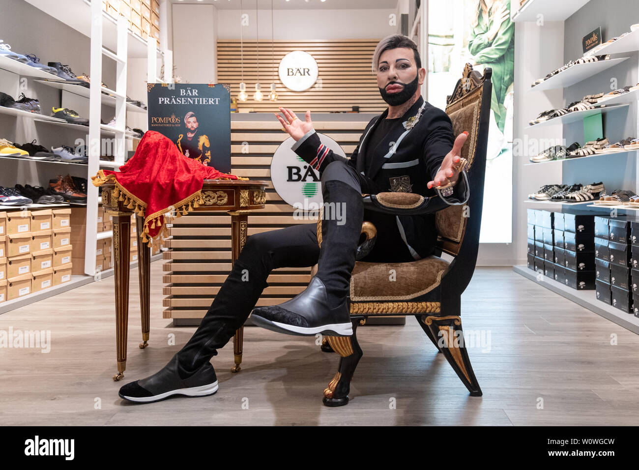 Harald Glööckler bei der Präsentation der neuen Schuhkollektion POMPÖÖS® fabriqués par BÄR von HARALD GLÖÖCKLER en Kooperation mit der BÄR GmbH à Berlin / 030419 Banque D'Images