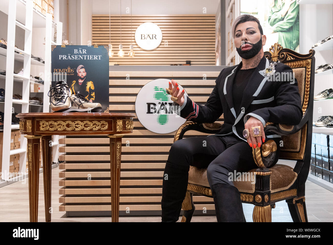 Harald Glööckler bei der Präsentation der neuen Schuhkollektion POMPÖÖS® fabriqués par BÄR von HARALD GLÖÖCKLER en Kooperation mit der BÄR GmbH à Berlin / 030419 Banque D'Images