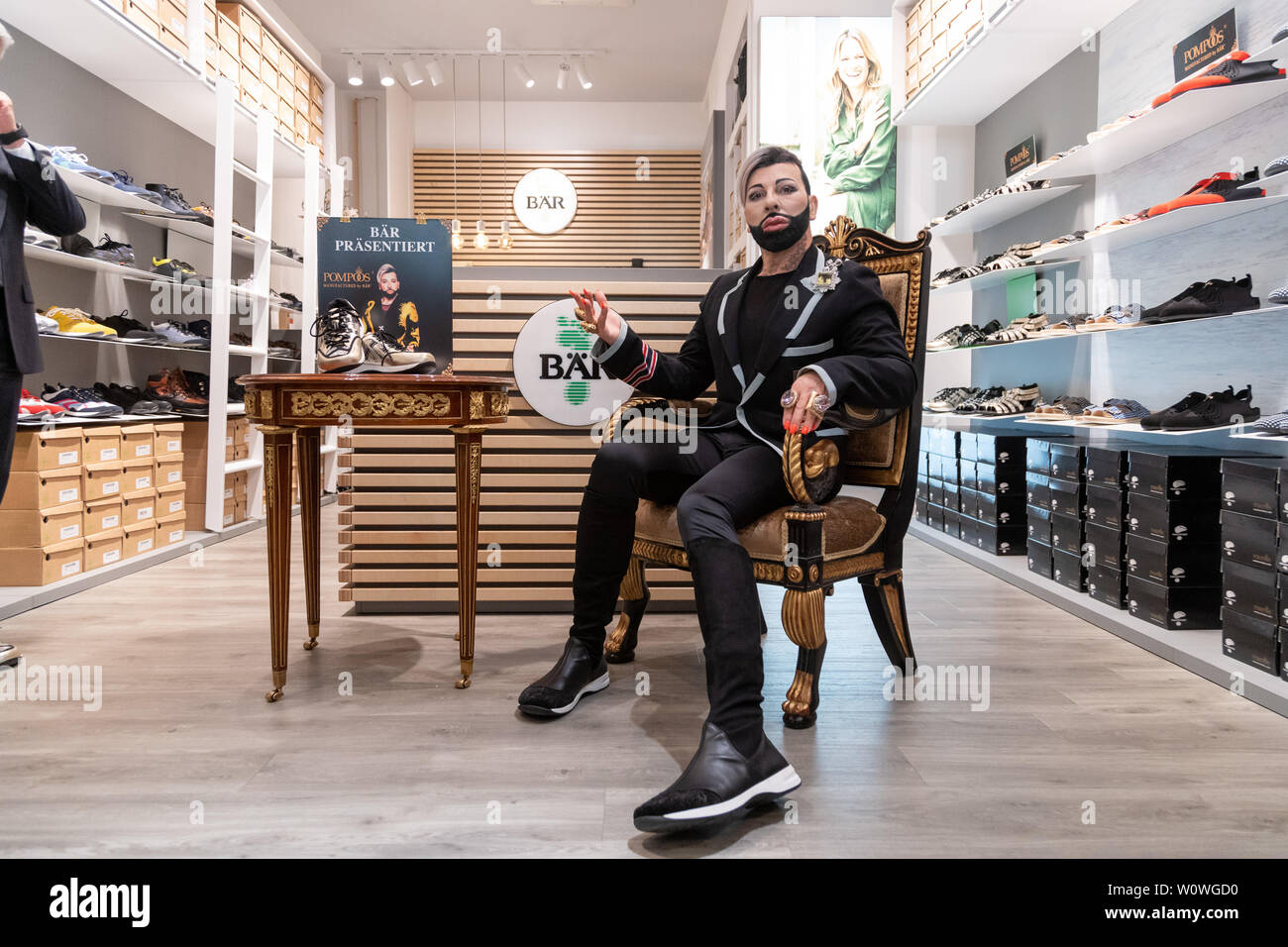 Harald Glööckler bei der Präsentation der neuen Schuhkollektion POMPÖÖS® fabriqués par BÄR von HARALD GLÖÖCKLER en Kooperation mit der BÄR GmbH à Berlin / 030419 Banque D'Images