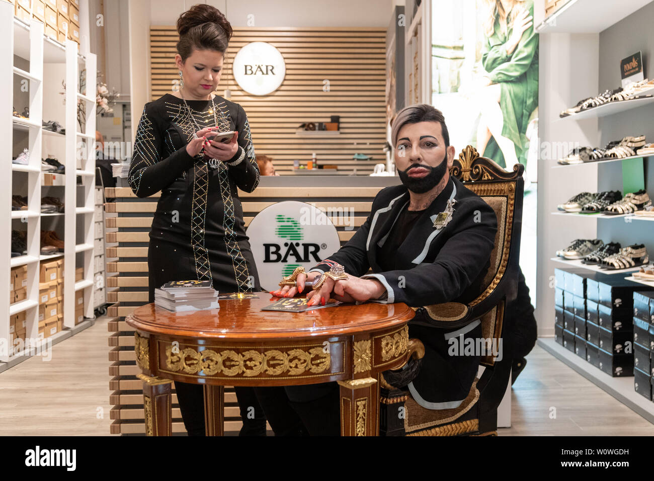 Harald Glööckler bei der Präsentation der neuen Schuhkollektion POMPÖÖS® fabriqués par BÄR von HARALD GLÖÖCKLER en Kooperation mit der BÄR GmbH à Berlin / 030419 Banque D'Images