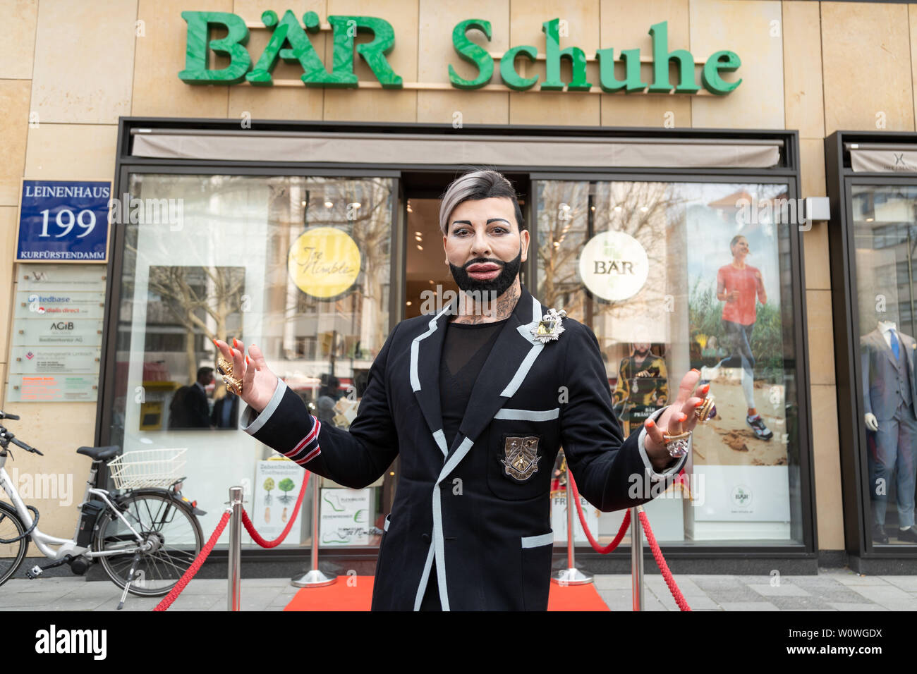 Harald Glööckler bei der Präsentation der neuen Schuhkollektion POMPÖÖS® fabriqués par BÄR von HARALD GLÖÖCKLER en Kooperation mit der BÄR GmbH à Berlin / 030419 Banque D'Images