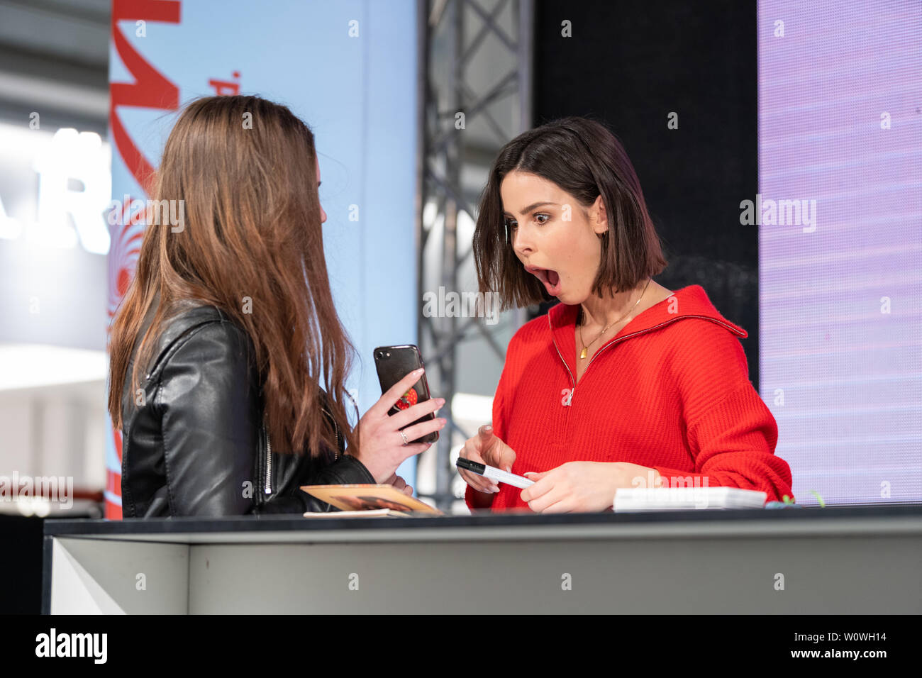 Lena Meyer-Landrut Autogrammstunde mit zu Ihrem Albumstart "seulement l'amour, l"'im ALEXA Berlin / 090419 Banque D'Images
