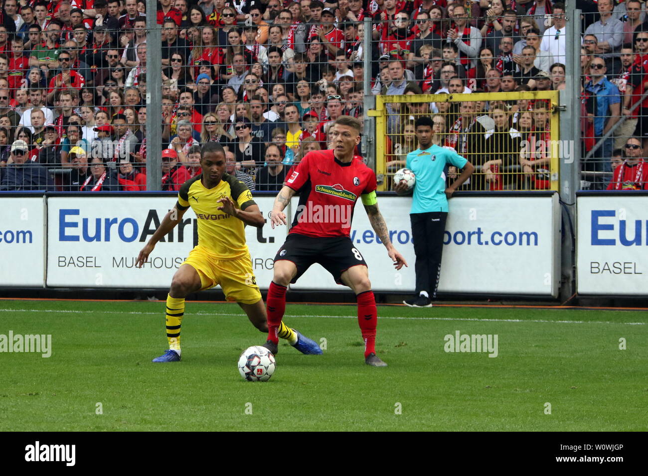 C. li. im Zweikampf Abdou Diallo (Dortmund) vs Mike Frantz (Freiburg), 1. BL : 18-19 : 30. Sptg. - SC Freiburg vs Borussia Dortmund DFL RÈGLEMENT INTERDIT TOUTE UTILISATION DES PHOTOGRAPHIES COMME DES SÉQUENCES D'IMAGES ET/OU QUASI-VIDÉO Foto : Joachim Hahne/johapress Banque D'Images