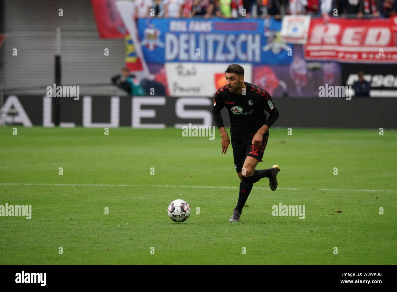 Vincenzo Grifo (Fribourg) mit Ball, 1. Fussball-BL : 18-19 : 31. Sptg. - RB Leipzig vs SC Freiburg DFL RÈGLEMENT INTERDIT TOUTE UTILISATION DES PHOTOGRAPHIES COMME DES SÉQUENCES D'IMAGES ET/OU QUASI-VIDÉO Foto : Joachim Hahne/johapress Banque D'Images