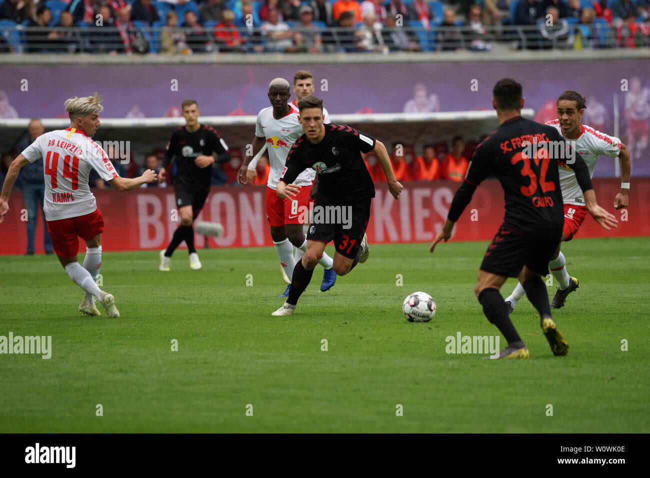 Keven Schlotterbeck (Freiburg) ist schneller als der heranstürmbende Yussuf Poulsen (Leipzig), Vincenzo Grifo (Fribourg) braucht nicht, einzugreifen 1. Fussball-BL : 18-19 : 31. Sptg. - RB Leipzig vs SC Freiburg DFL RÈGLEMENT INTERDIT TOUTE UTILISATION DES PHOTOGRAPHIES COMME DES SÉQUENCES D'IMAGES ET/OU QUASI-VIDÉO Foto : Joachim Hahne/johapress Banque D'Images