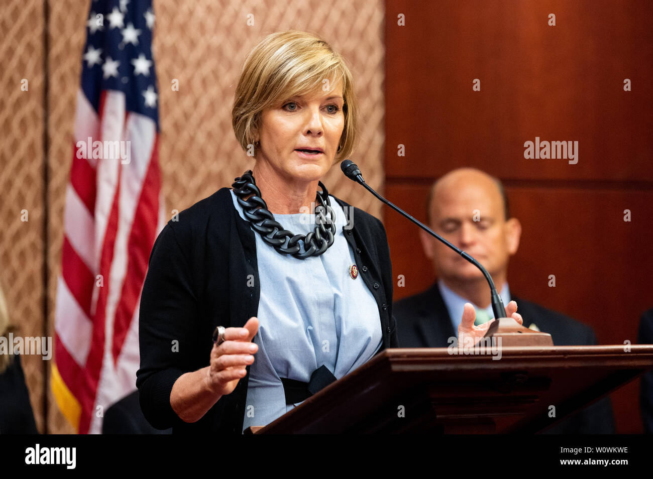 Washington, United States. 27 Juin, 2019. Représentant des États-Unis Susie Lee (D-NV) lors d'une conférence de presse organisé par le Caucus de la résolution de problèmes et la Coalition le sens commun d'annoncer "principes de législation pour abaisser le prix des médicaments d'ordonnance" au Capitole à Washington, DC. Credit : SOPA/Alamy Images Limited Live News Banque D'Images