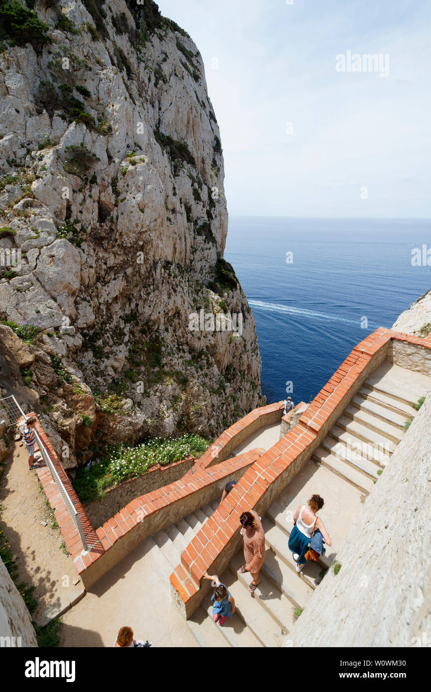 Escalier et chemin d'accès à l'imposante Grotta di Nettuno en Sardaigne (, Alghero, Italie) Banque D'Images
