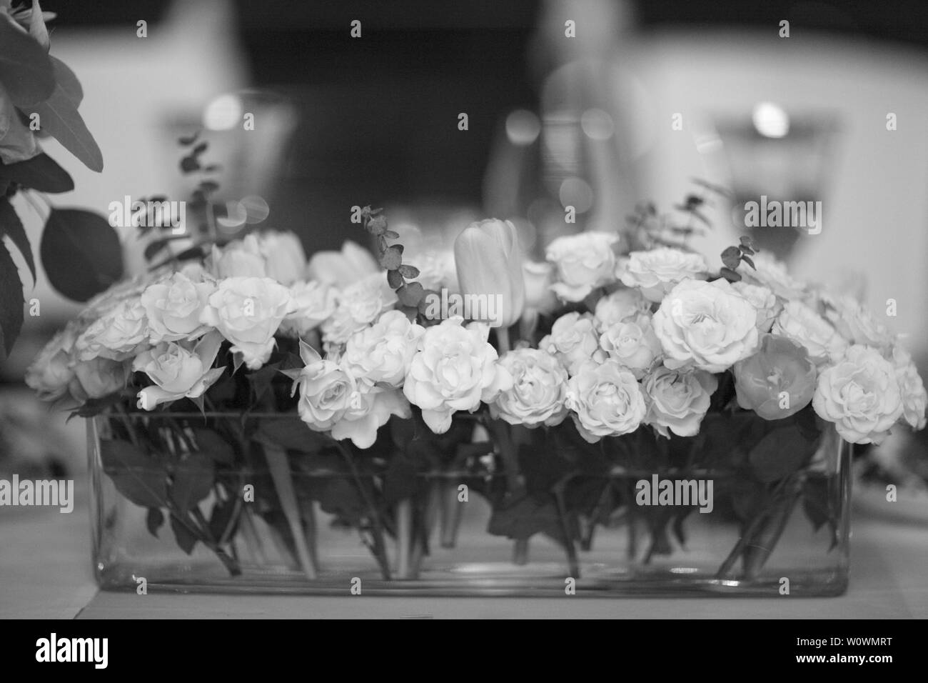Bouquet de fleurs dans un vase large faible sur la table des fêtes. Banque D'Images