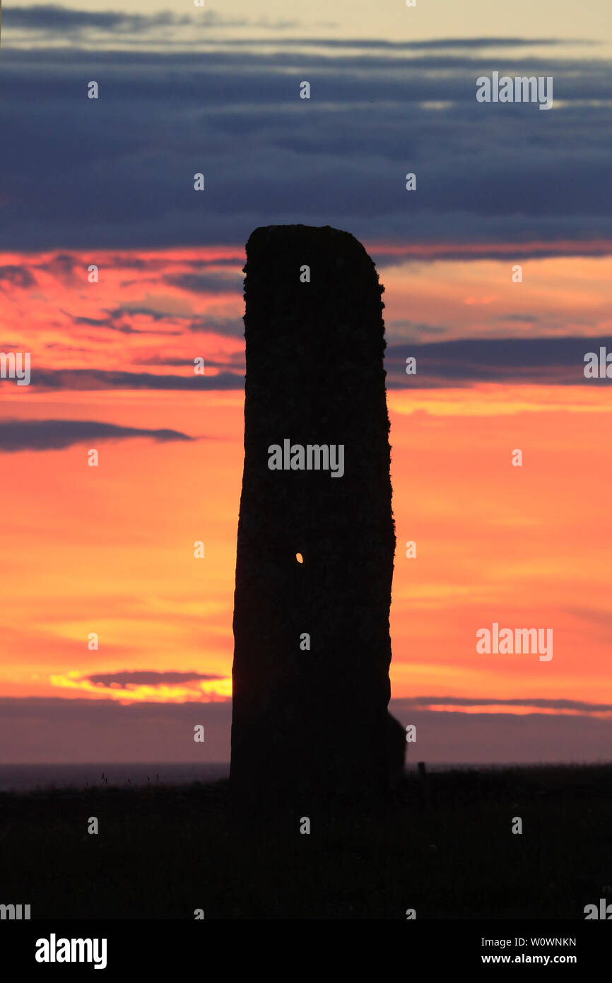 Stan Stane au coucher du soleil sur le Nord de l'Écosse Orcades Ronaldsay Banque D'Images