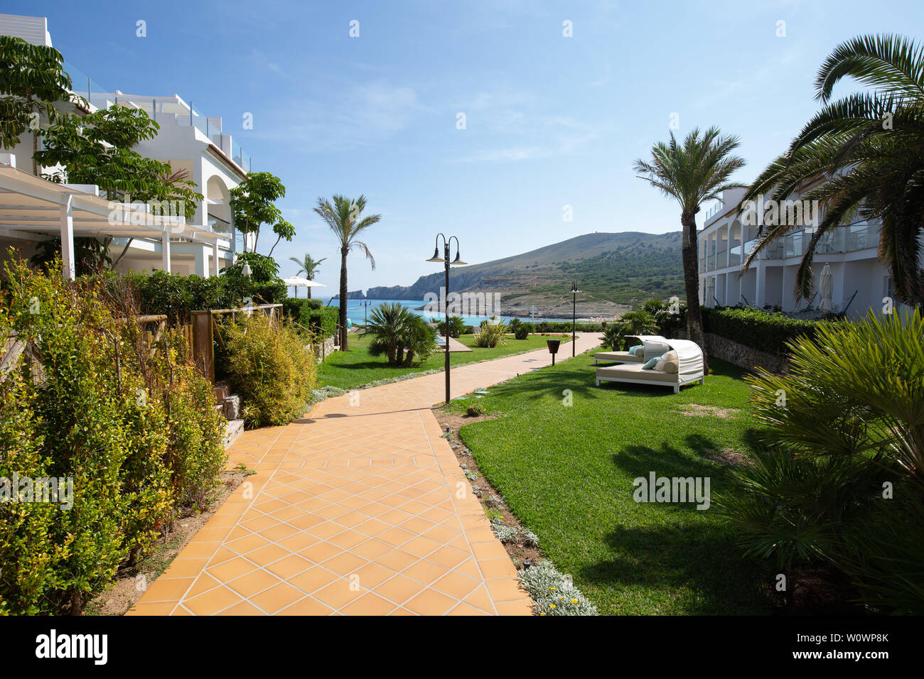 En passant par la voie de l'extérieur pelouse Vanity Hotel Suite, Cala Mesquida, Capdepera, Mallorca, Espagne Banque D'Images