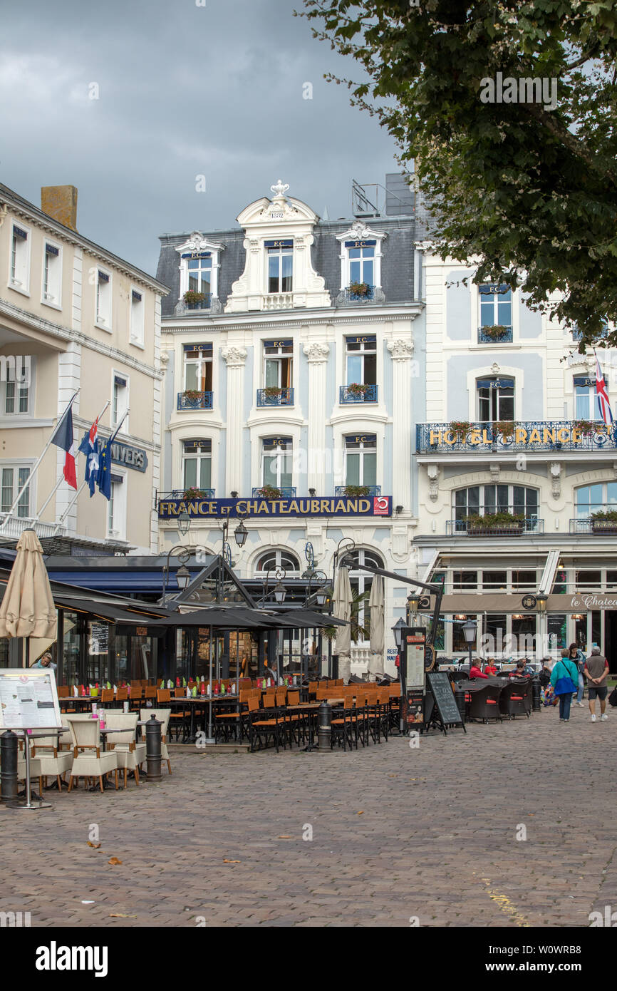 Saint Malo, Bretagne, France - 14 septembre 2018 : Restaurants avec des gens à l'extérieur manger sur la Place Chateaubriand à Saint Malo, Bretagne, France Banque D'Images