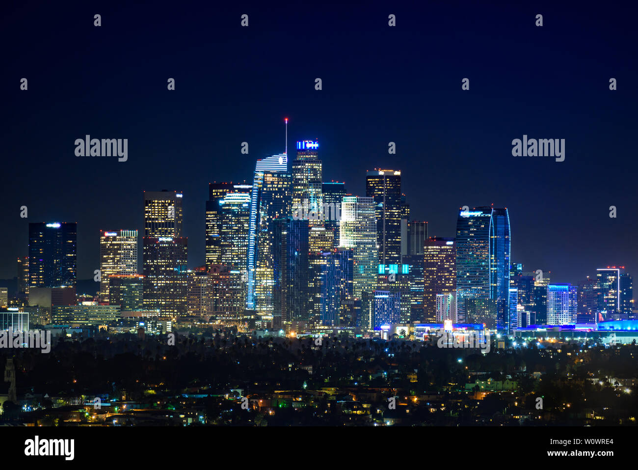 Downtown Los Angeles skyline at night Banque D'Images