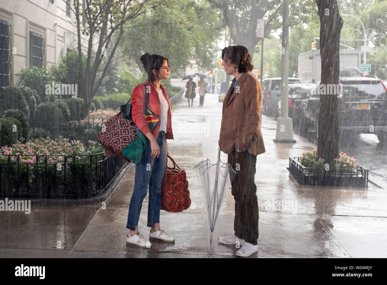 Un jour de pluie à New York est une comédie romantique film écrit et réalisé par Woody Allen. Il étoiles Timothée Chalamet, Elle Fanning, Selena Gomez, Jude Law, Diego Luna et Liev Schreiber. Cette photographie est fourni pour un usage éditorial uniquement et est l'auteur du film company et/ou de l'espace attribué par le photographe ou film société de production. Banque D'Images