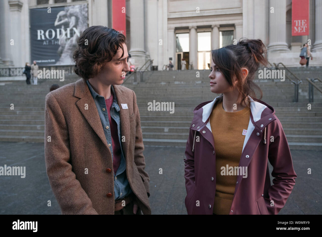Un jour de pluie à New York est une comédie romantique film écrit et réalisé par Woody Allen. Il étoiles Timothée Chalamet, Elle Fanning, Selena Gomez, Jude Law, Diego Luna et Liev Schreiber. Cette photographie est fourni pour un usage éditorial uniquement et est l'auteur du film company et/ou de l'espace attribué par le photographe ou film société de production. Banque D'Images