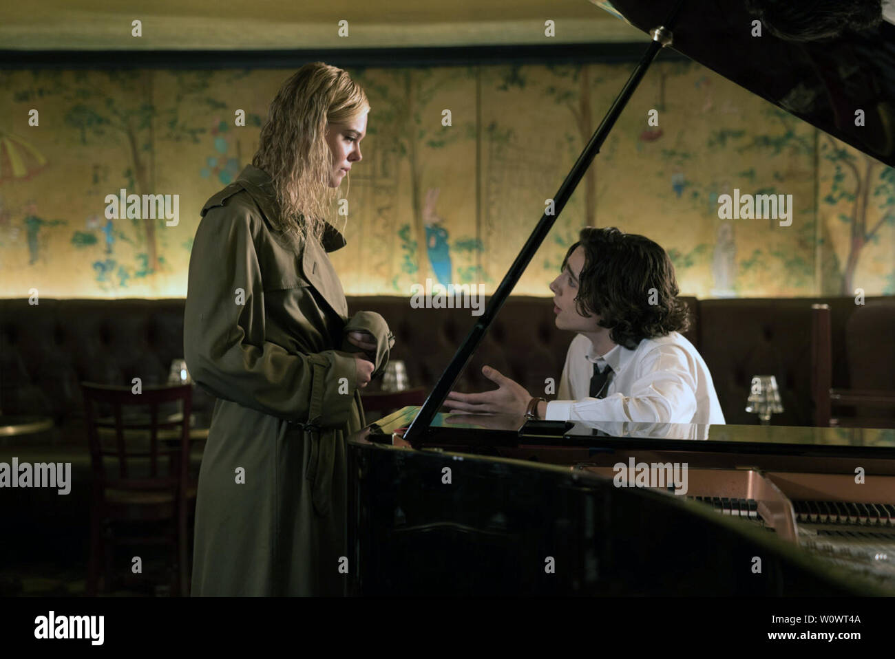 Un jour de pluie à New York est une comédie romantique film écrit et réalisé par Woody Allen. Il étoiles Timothée Chalamet, Elle Fanning, Selena Gomez, Jude Law, Diego Luna et Liev Schreiber. Cette photographie est fourni pour un usage éditorial uniquement et est l'auteur du film company et/ou de l'espace attribué par le photographe ou film société de production. Banque D'Images