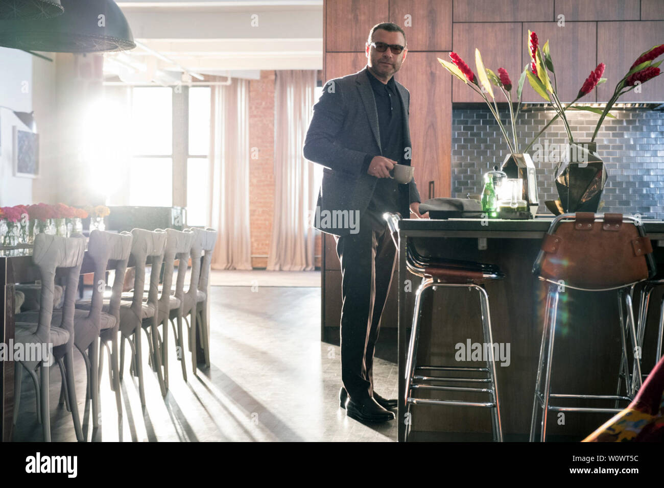 Un jour de pluie à New York est une comédie romantique film écrit et réalisé par Woody Allen. Il étoiles Timothée Chalamet, Elle Fanning, Selena Gomez, Jude Law, Diego Luna et Liev Schreiber. Cette photographie est fourni pour un usage éditorial uniquement et est l'auteur du film company et/ou de l'espace attribué par le photographe ou film société de production. Banque D'Images