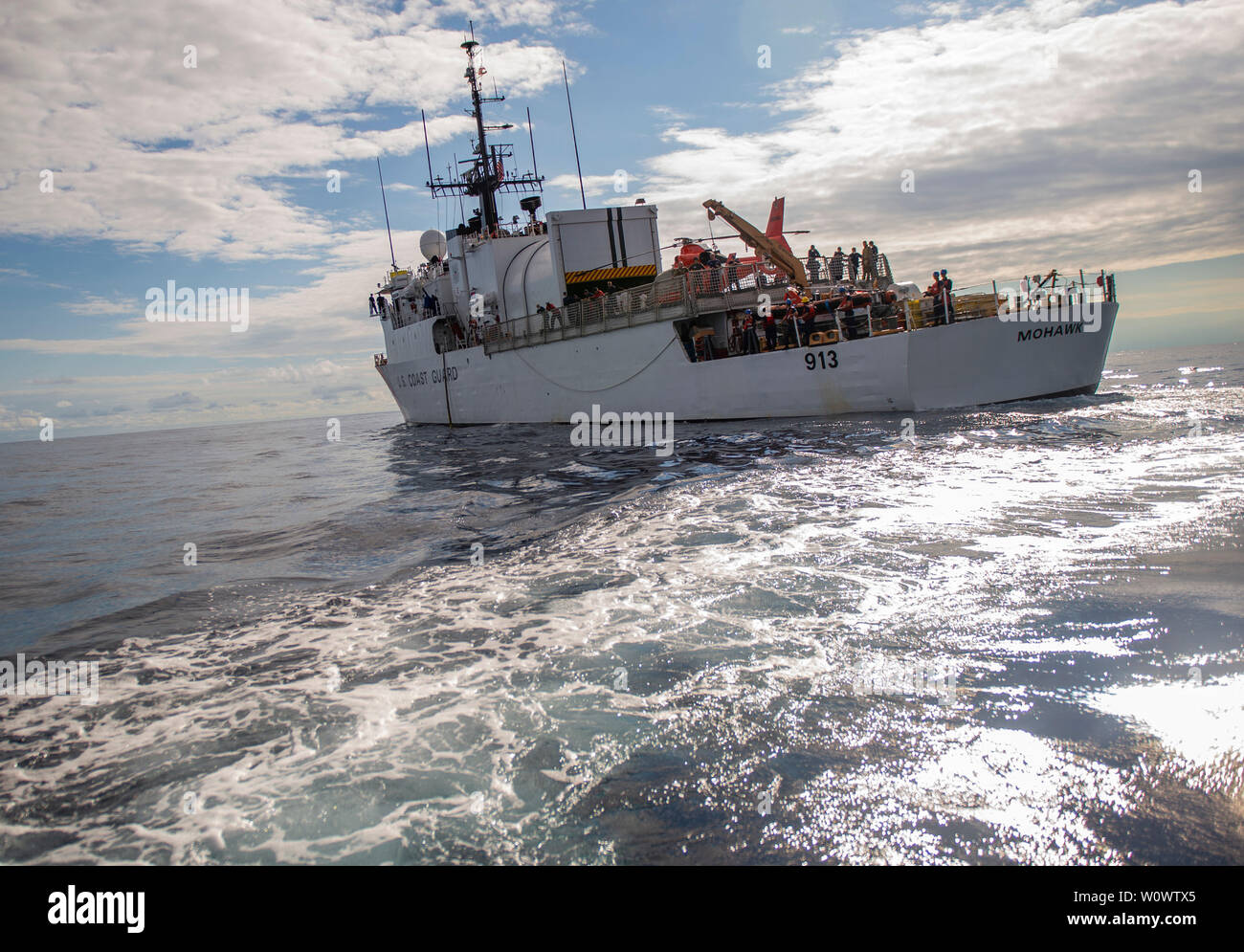 La U.S. Coast Guard Cutter Mohawk (WMEC), 913, vue de l'un sur l'Horizon (MK-4) de l'interception dans l'océan Pacifique, le 5 mai 2019. La commune était d'appuyer les Mohawks, les opérations antidrogue dans le cadre de la campagne Martillo. (U.S. Photo de l'Armée de l'air par le sergent. La Jordanie Thompson) Banque D'Images