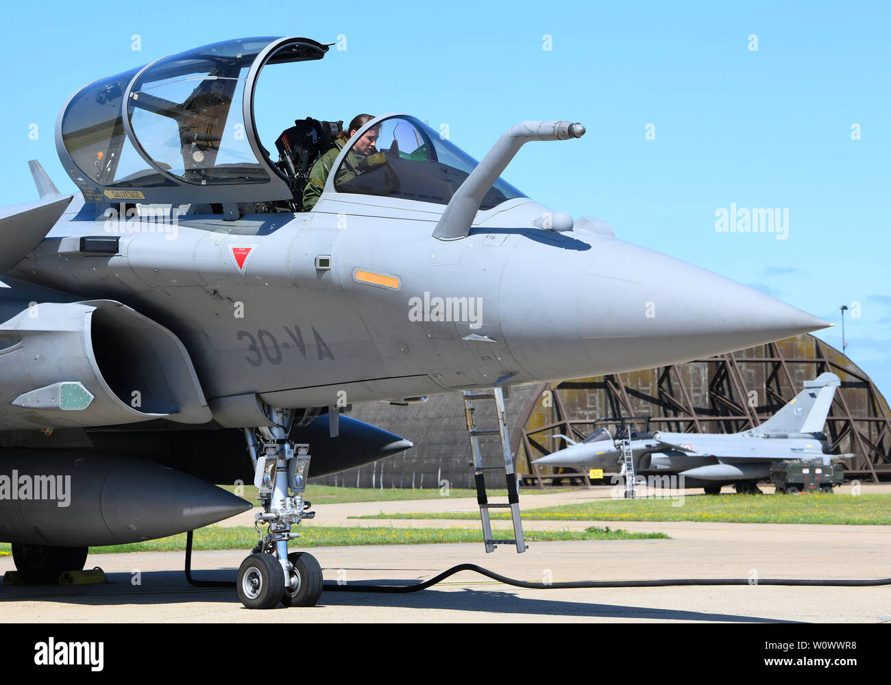 Un pilote de l'Armée de l'Air française prépare un Rafale pour le décollage lors de l'exercice Point Blank 19-2 au Royal Air Force Lakenheath, Angleterre, le 17 juin 2019. Au cours de cette exercice trilatéral, les forces de l'air sont l'amélioration des relations professionnelles et d'améliorer la coordination avec les alliés et partenaires les militaires en temps de crise. (U.S. Photo de l'Armée de l'air par le sergent. Alex Fox Echols III/libérés) Banque D'Images
