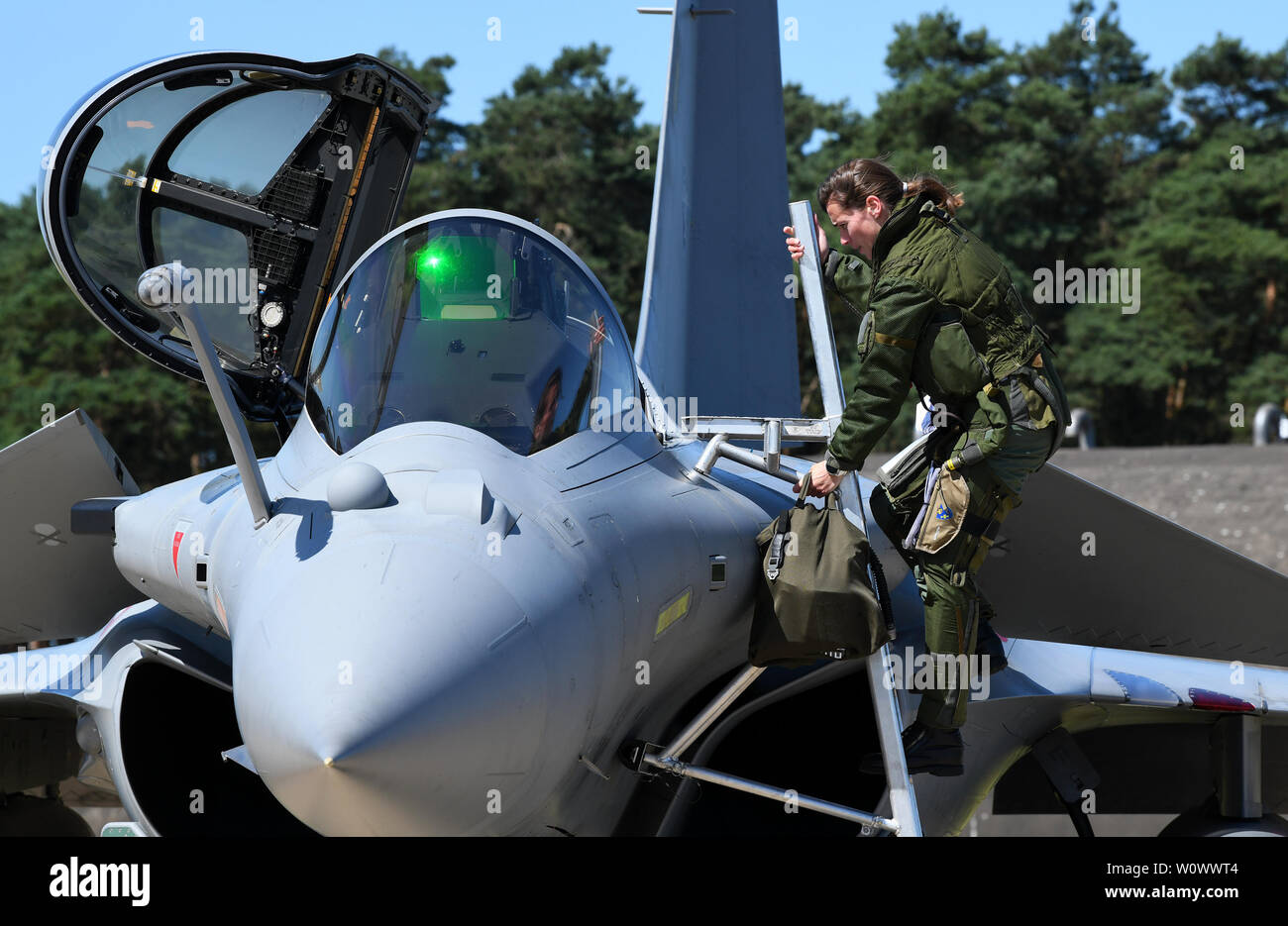 Un pilote de l'air monte dans une rafale pendant l'exercice Point Blank 19-2 au Royal Air Force Lakenheath, Angleterre, le 17 juin 2019. Plus de 50 aéronefs de trois nations, les États-Unis, la France et le Royaume-Uni, ont participé à l'exercice en faveur de l'interopérabilité. (U.S. Photo de l'Armée de l'air par le sergent. Alex Fox Echols III/libérés) Banque D'Images