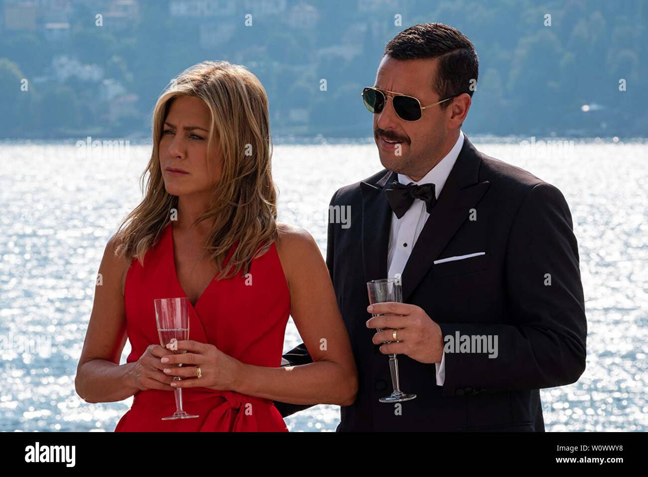 Est un mystère de meurtre mystère 2019 American Comedy film directed by Kyle Newacheck et écrit par James Vanderbilt. Le film stars Adam Sandler, Jennifer Aniston, et Luke Evans, cette photographie est fourni pour un usage éditorial uniquement et est l'auteur du film company et/ou de l'espace attribué par le photographe ou film société de production. Banque D'Images