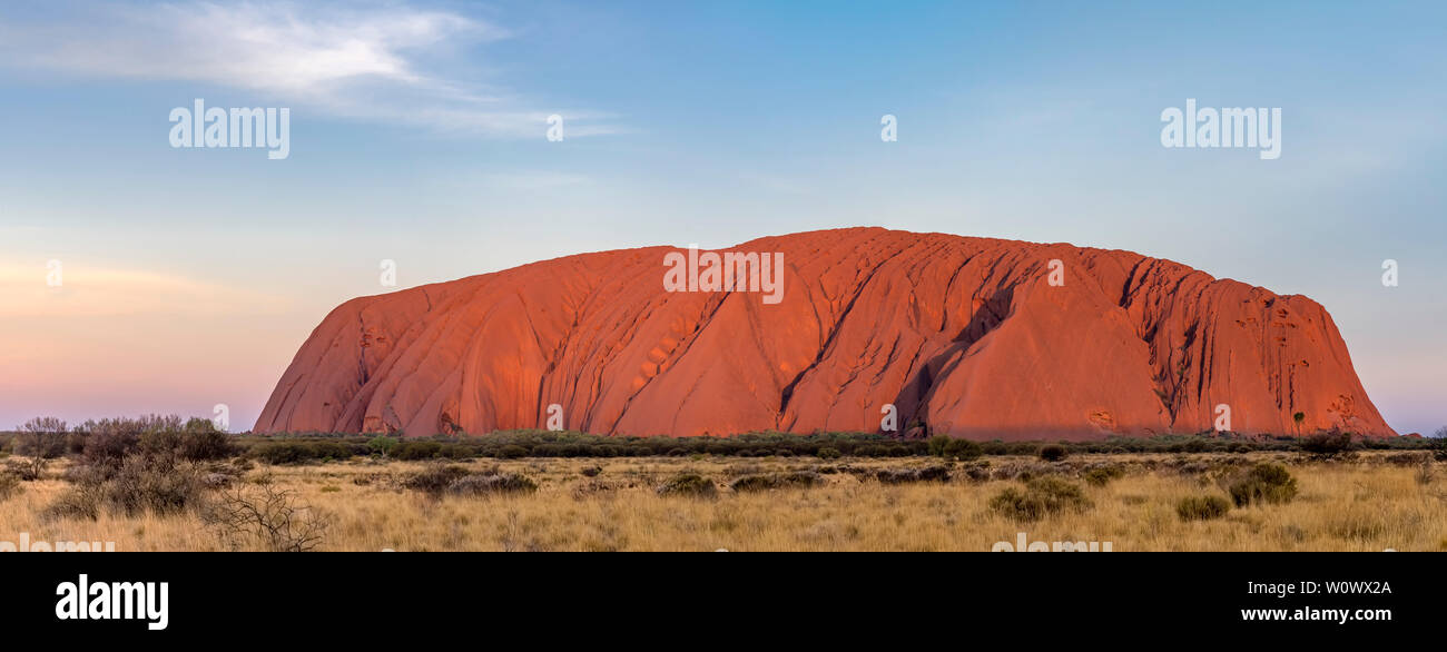 Belle vue sur le monolithe d'Uluru, Ayers Rock, Australie, au coucher du soleil Banque D'Images