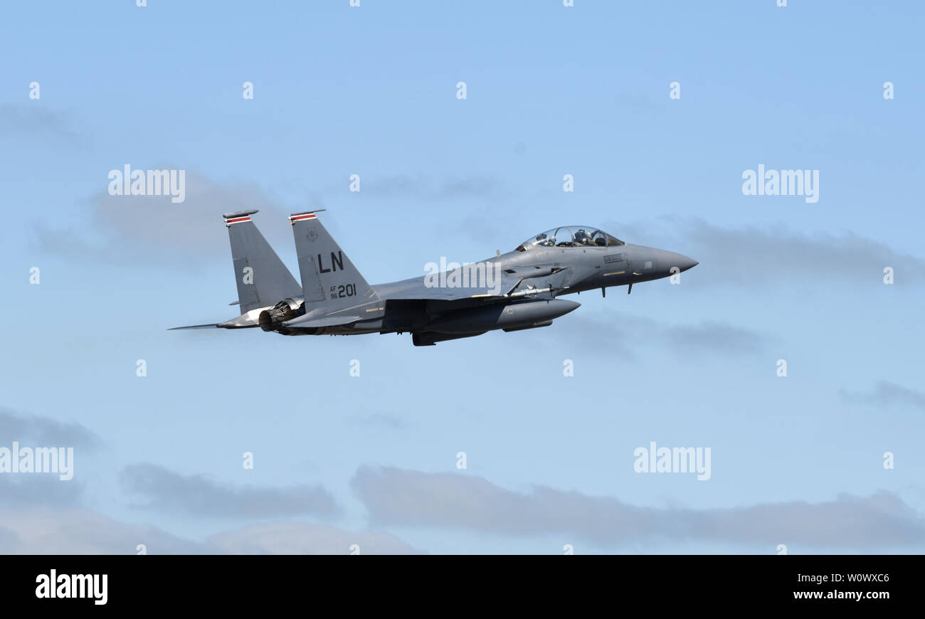 Un 494ème escadron de chasseurs F-15E Strike Eagle décolle pour participer à l'exercice Point Blank à Royal Air Force Lakenheath, Angleterre, le 27 juin 2019. Exercices de formation auprès des alliés de l'OTAN à renforcer et à améliorer les capacités de dissuasion et de défense combinée. (U.S. Air Force photo par un membre de la 1re classe Rhonda Smith) Banque D'Images