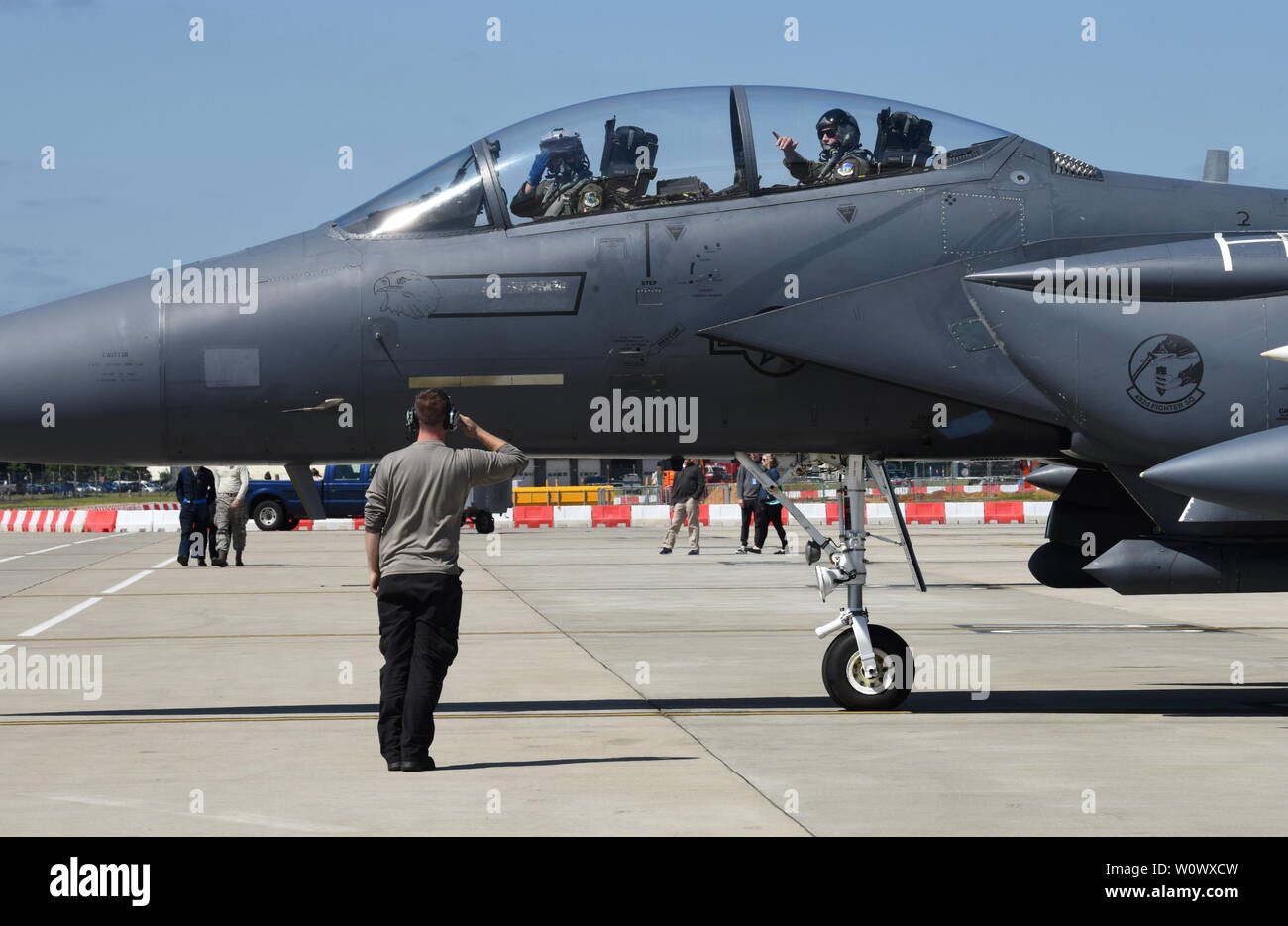 Un avion de mainteneur, affecté à la 48e Groupe d'entretien, rend un hommage à un F-15E Strike Eagle pilote avant le décollage au cours de Point Blank 19-2 au Royal Air Force Lakenheath, Angleterre, le 27 juin 2019. Environ 52 avions des États-Unis, de la France et le Royaume-Uni ont participé à l'exercice. (U.S. Air Force photo par un membre de la 1re classe Rhonda Smith) Banque D'Images
