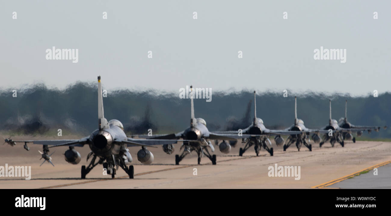 U.S. Air Force F-16 vipères affecté à la 20e Escadre de chasse taxi sur la piste à Shaw Air Force Base en Caroline du Sud, le 27 juin 2019. Près de 60 F-16 vipères lancé en 15 minutes. (U.S. Photo de l'Armée de l'air par la Haute Airman Christopher Maldonado) Banque D'Images