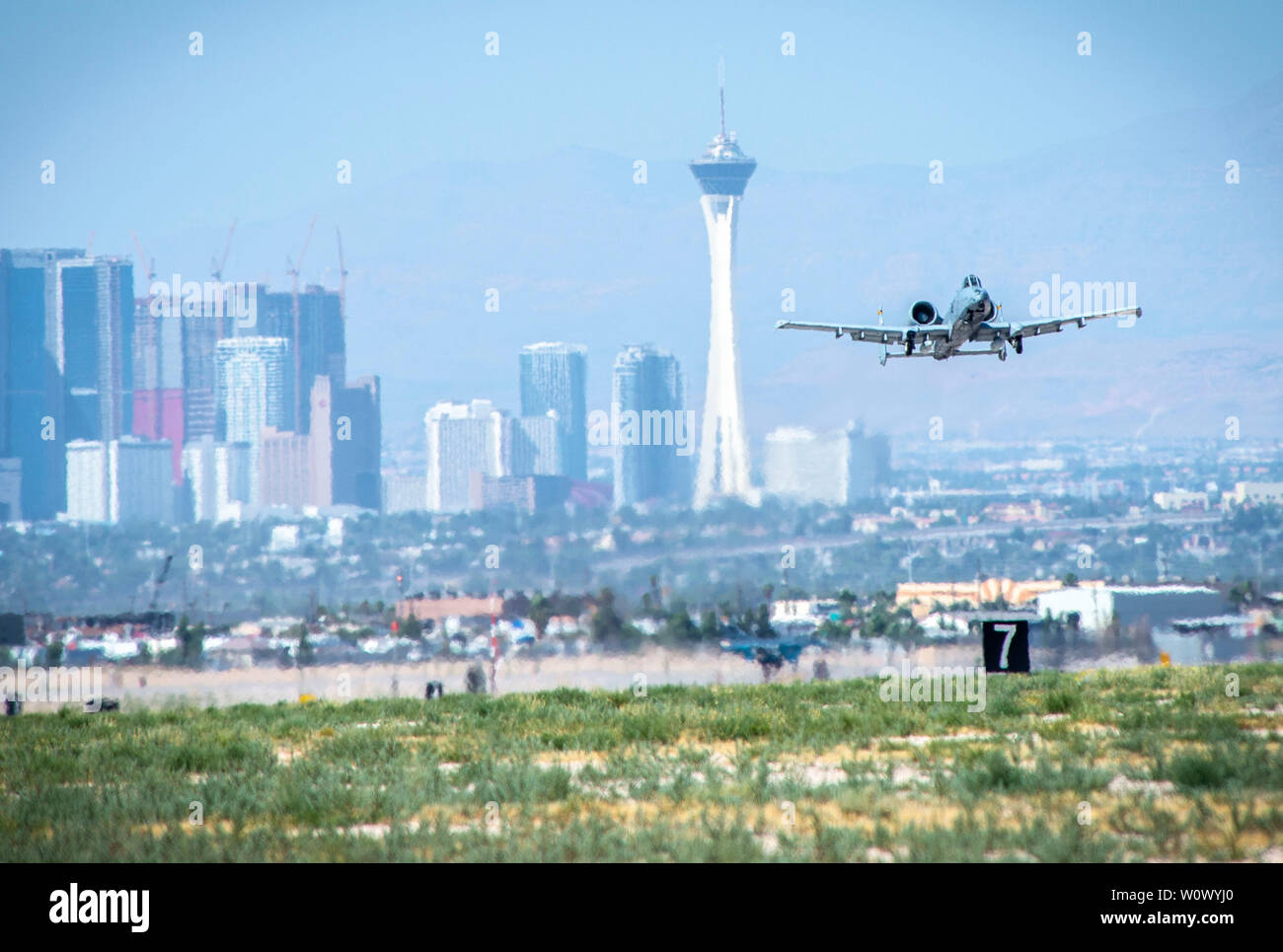 Un A-10 Thunderbolt II décolle pour un survol commémoratif pour la seconde guerre mondiale P-47 Thunderbolt 2e pilote Le lieutenant James Lord, Nellis Air Force Base, Nevada, 21 juin 2019. Seigneur a été affecté à la 66e Escadron de chasse, 57th Fighter Group, lorsque son avion s'est écrasé alors qu'il s'engager avec l'ennemi le 10 août 1944. (U.S. Photo de l'Armée de l'air par le sergent. Tabatha McCarthy) Banque D'Images