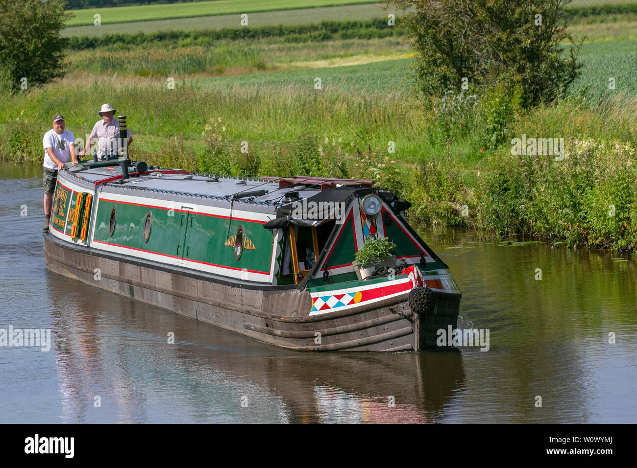 Hallsall, Lancashire. 28 juin 2019. Météo britannique. Lumineuse, ensoleillée de commencer la journée avec des températures dans la haute 20s comme deux amis prendre un verre et de naviguer sur le Leeds Liverpool canal boat77 Northwich SEREQ Braidbar inscrit bateaux chez Lord Vernon's Wharf. Indicateur/AlamyLiveNews Crédit : Banque D'Images