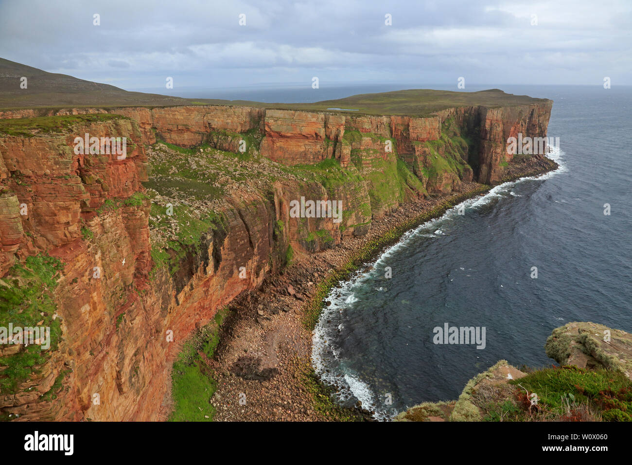 Vue de la vieille falaises de grès rouge à côté de l'ancien homme de Hoy Banque D'Images