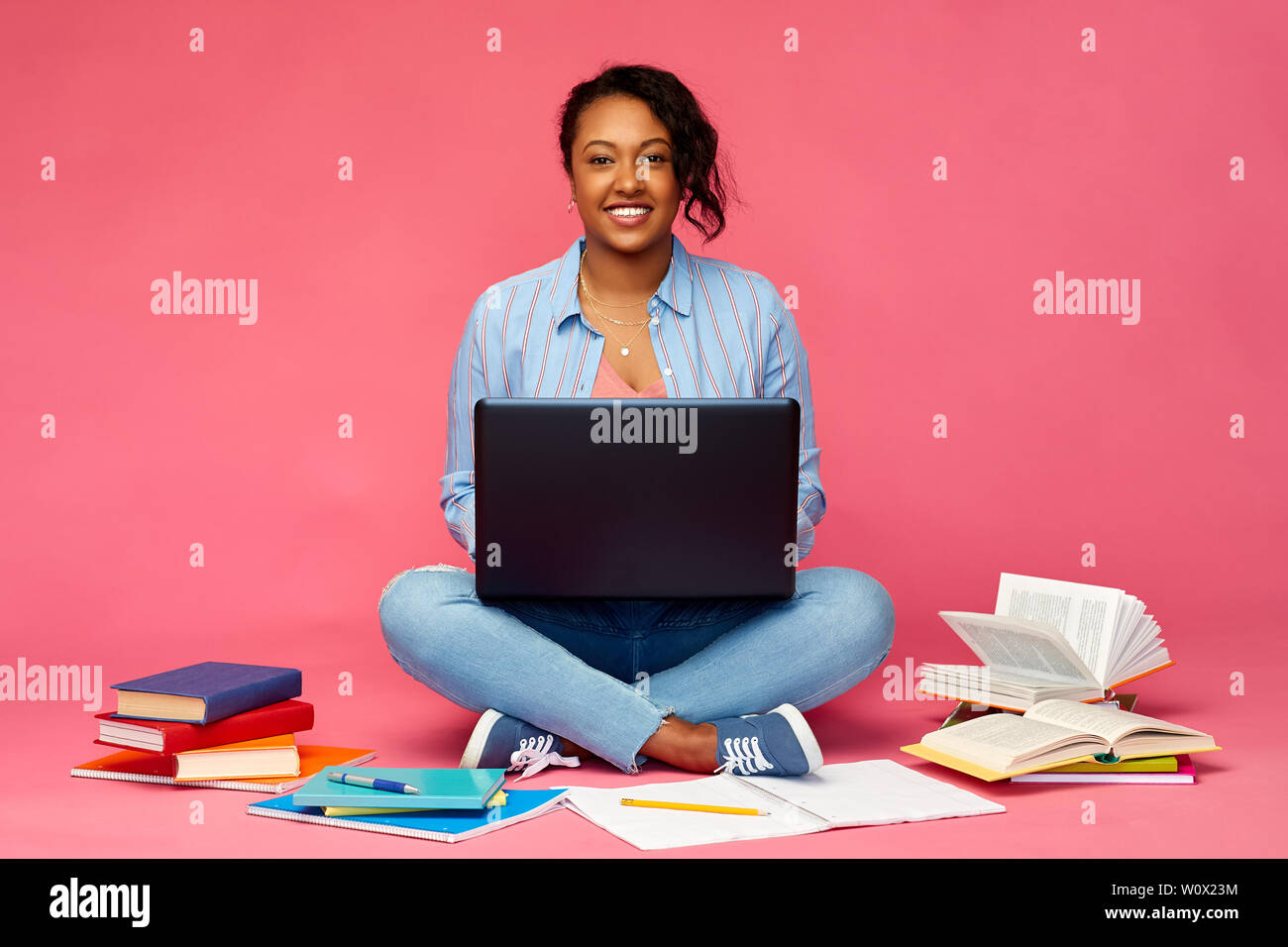 Étudiant happy african american woman with laptop Banque D'Images