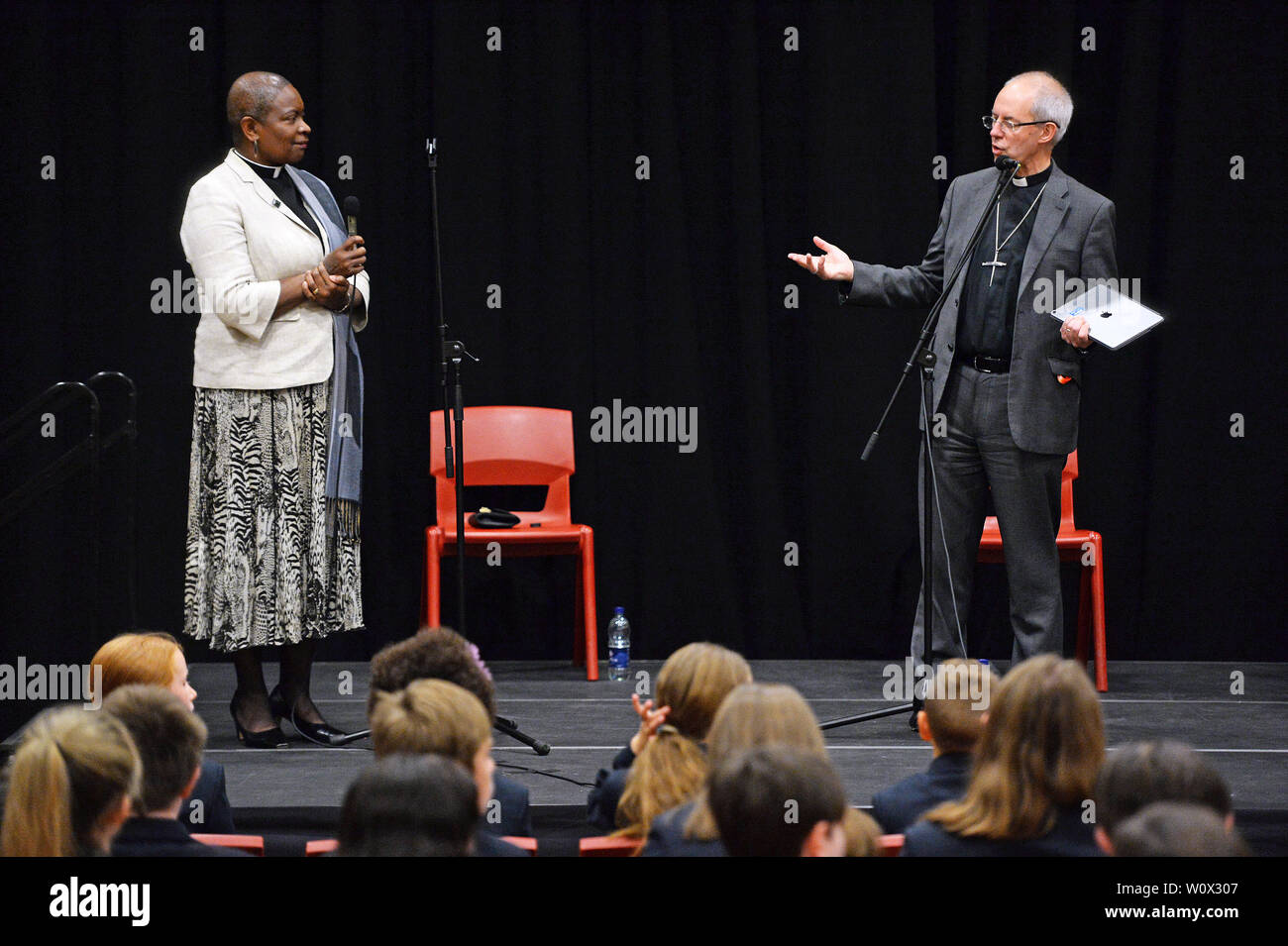 Hudson-Wilkin Rose et l'archevêque de Canterbury, Justin Welby parler à un public d'élèves de l'école à St George's School à Broadstairs, Kent, après qu'elle a été annoncé comme le nouvel évêque de Douvres. Banque D'Images