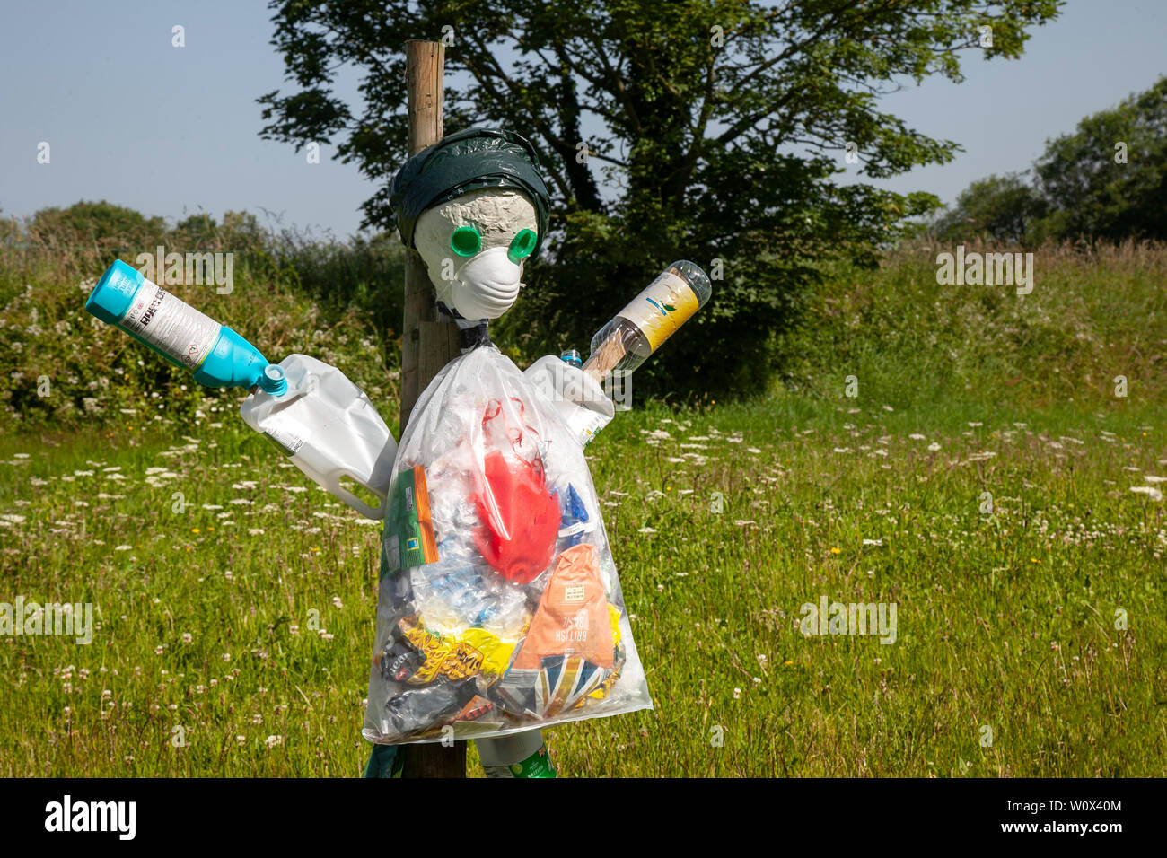 Épouvantail fait de bouteilles de plastique en Halsall, Lancashire. 28 juin 2019. Météo britannique. Sculptures d'été ensoleillé apparaissent pendant la nuit. Grotesque, excentrique, rempli de paille, les contenants recyclés, réutilisés, en plastique de couleur upcycled boissons boissons en bouteilles produit utilisé pour créer des épouvantails, les héros de films, de caricatures avec Visages masqués effrayant, bordent les rues et champs de la village rural de Halsall. Indicateur/AlamyLiveNews Crédit : Banque D'Images