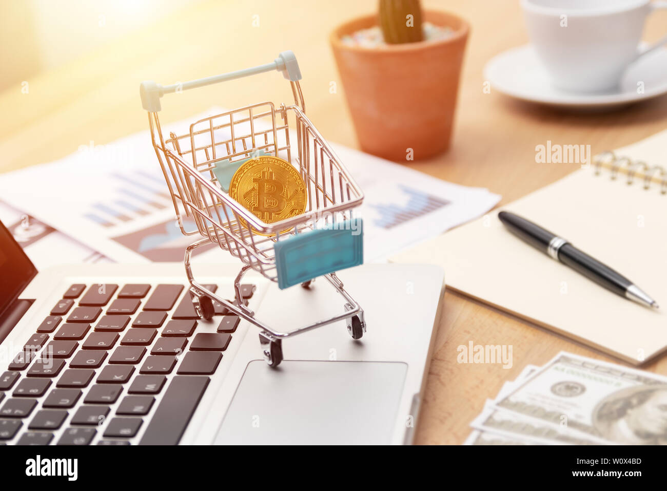 Service de change des bitcoins en ligne via l'investissement. concept de commerce en bitcoin or panier sur clavier d'ordinateur portable dans l'espace Banque D'Images