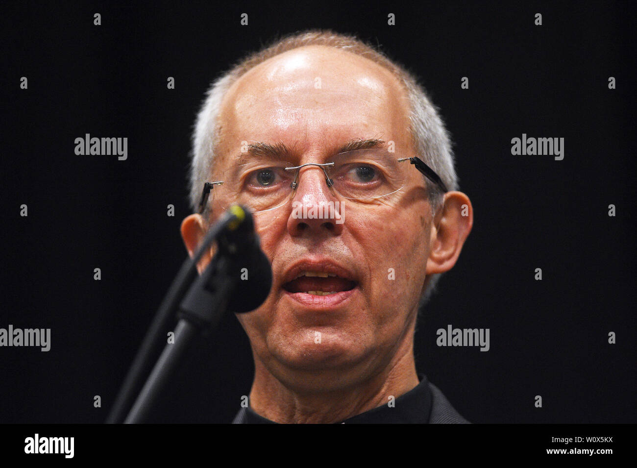 L'archevêque de Canterbury, Justin Welby présente le nouvel évêque de Douvres, l'aumônier des communes Le Président Révérend Rose, Hudson-Wilkin aux élèves du St George's School à Broadstairs. Banque D'Images