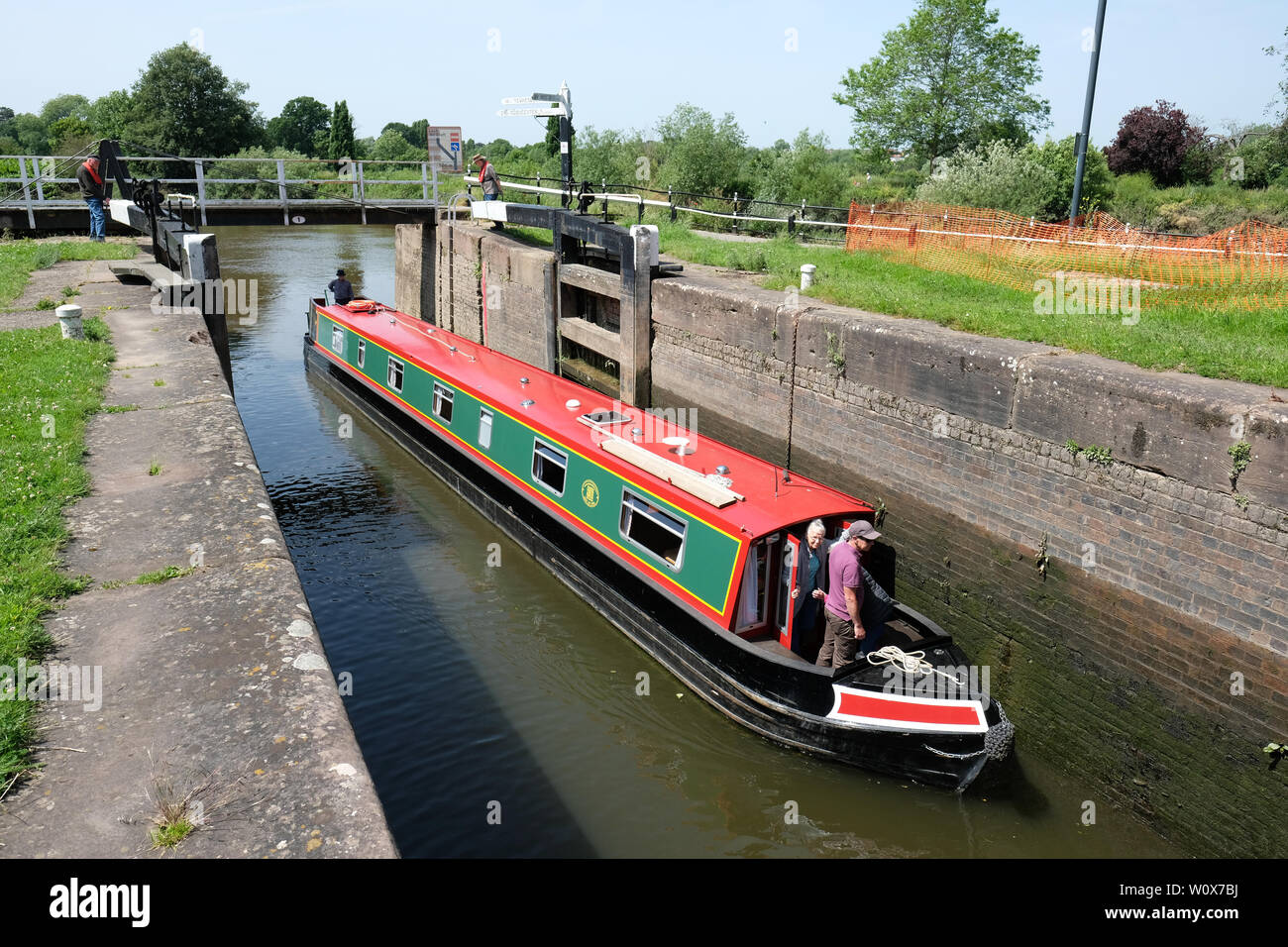 Henwick, Worcester, Royaume-Uni - Juin 2019 - un bateau passe par les écluses de St.Lawrence Worcester dans le bassin par une chaude journée ensoleillée. Le canal de Birmingham & Worcester se joint à la rivière Severn à Worcester. Photo Steven Mai / Alamy Live News Banque D'Images