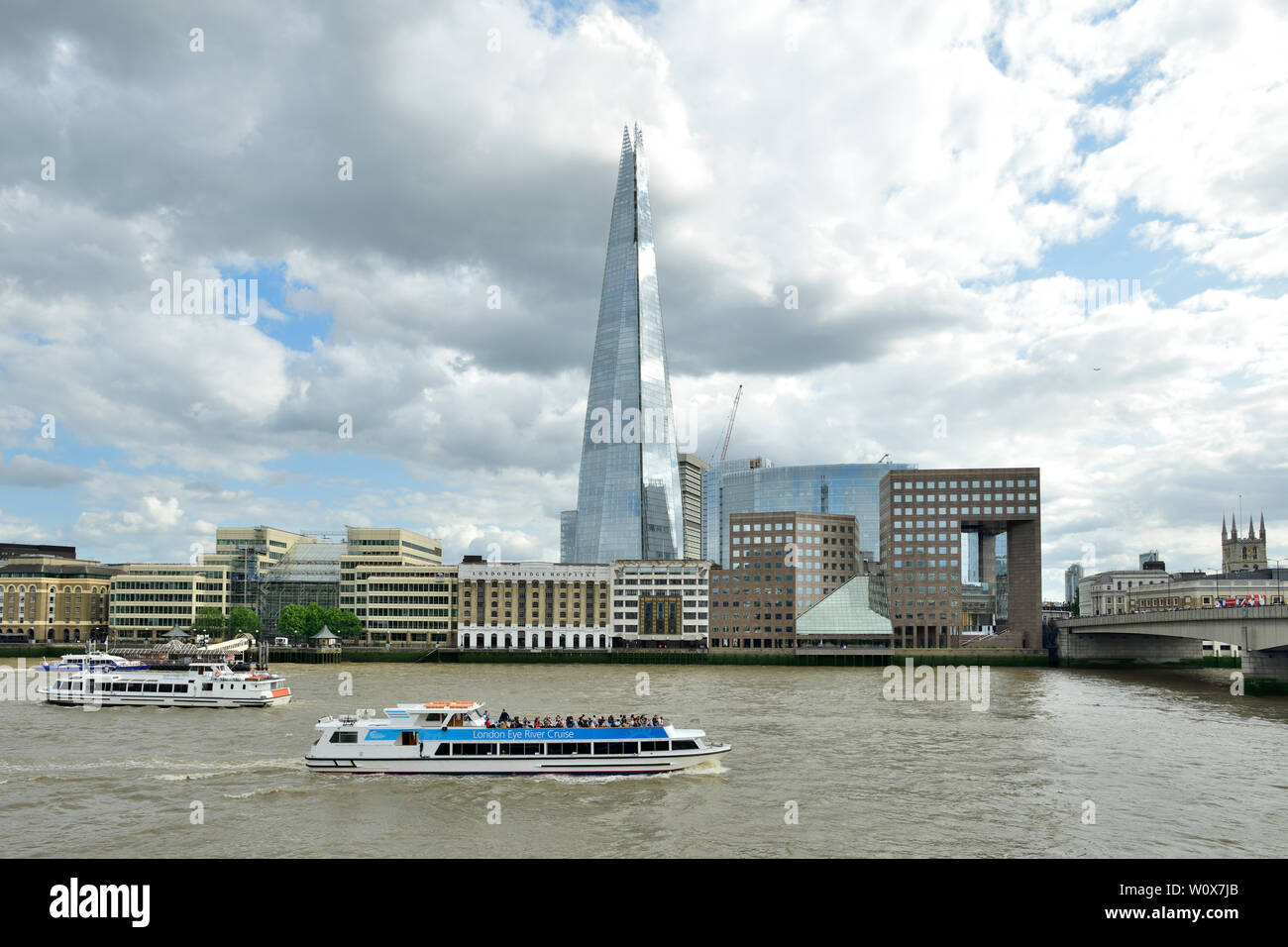 Vue de Londres Southwark London Skyline inclure plus d'échardes et Londres, hôpital privé, tourné à partir de la rive nord de la Tamise en juin 2019 Banque D'Images