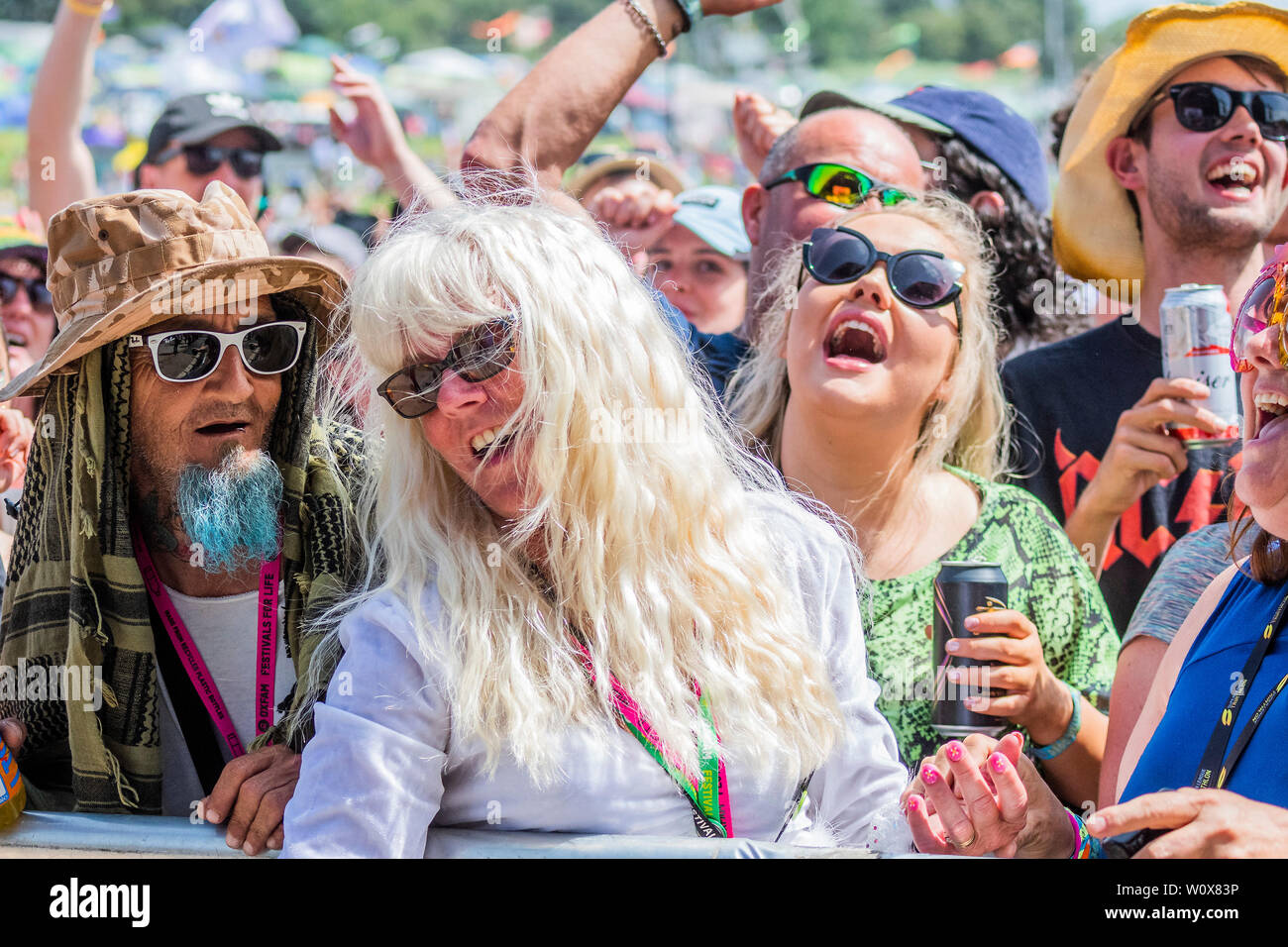 Glastonbury Festival, Pilton, Somerset, Royaume-Uni. 28 Juin, 2019. Bjorn à nouveau jouer le premier emplacement oin la pyramide de scène enthusiatic fans, beaucoup dans l'ABBA perruques - 2019 Festival de Glastonbury, digne ferme. Glastonbury. Crédit : Guy Bell/Alamy Live News Banque D'Images