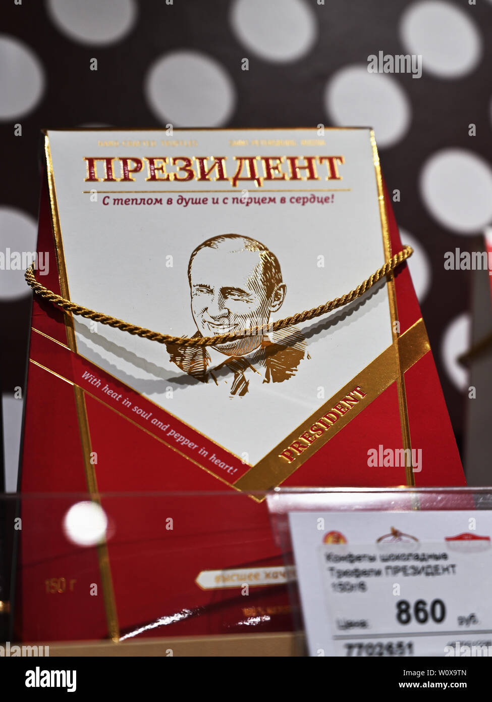 Boîte de bonbons au chocolat russe avec Vladimir Poutine portrait sur l'étagère de magasin de bonbons Banque D'Images