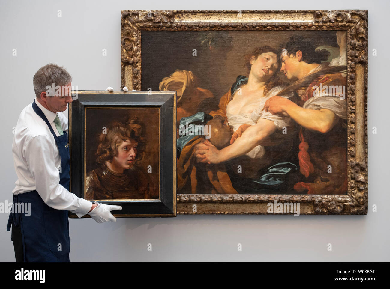 Sotheby's, Londres, Royaume-Uni. 28 juin 2019. Principales oeuvres de Botticelli, Brueghel, Rubens et paysages par Gainsborough, Turner et l'agent dans l'un des plus précieux des ventes Old Masters jamais organisée, qui aura lieu le 3 juillet 2019. L'image (sur le mur) : Johann Liss, La Tentation de Saint Marie Madeleine. Estimation £4 à 6 millions de dollars ; Peter Paul Rubens, chef d'un jeune guerrier. 2,5 à 3,5 millions € l'estimation. Credit : Malcolm Park/Alamy Live News. Banque D'Images