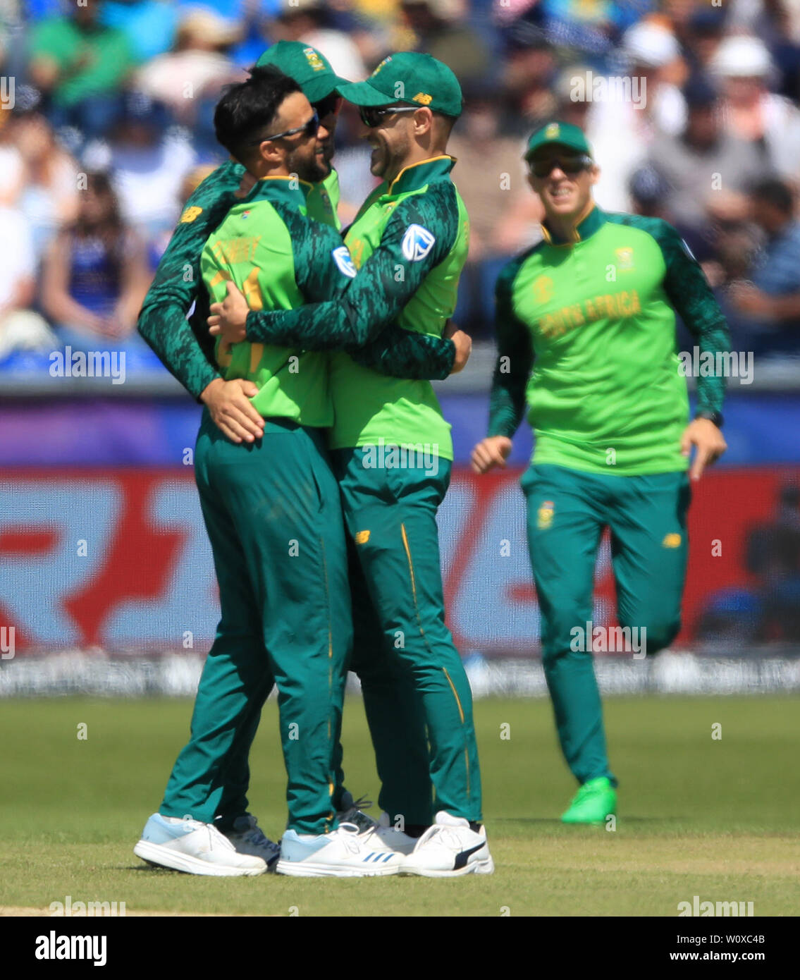 L'Afrique du Sud JP Duminy célèbre bowling à Sri Lanka's Dhananjaya de Silva au cours de l'ICC Cricket World Cup Match au stade Riverside Durham. Banque D'Images