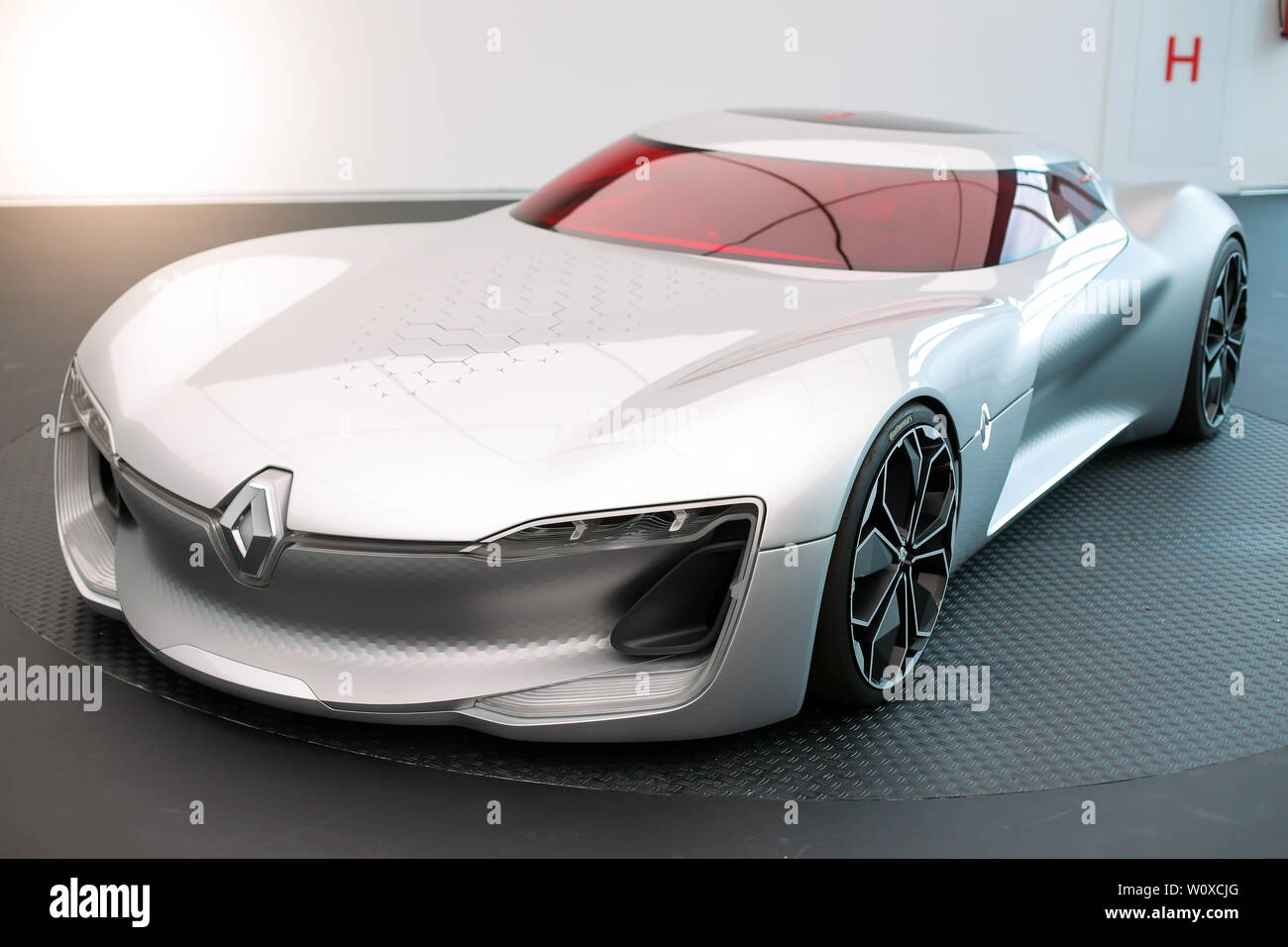 Bucarest, Roumanie - 28 juin 2019 : Le concept Renault Trezor hypercar est présentée à la presse lors de l'ouverture de Bucarest Renault connecté. Banque D'Images