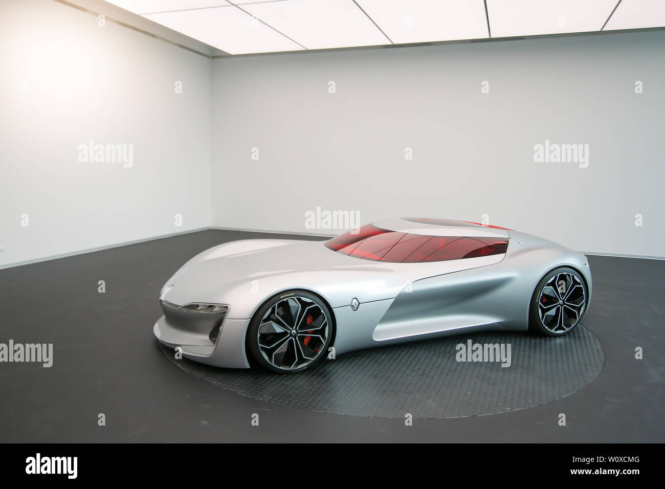 Bucarest, Roumanie - 28 juin 2019 : Le concept Renault Trezor hypercar est présentée à la presse lors de l'ouverture de Bucarest Renault connecté. Banque D'Images