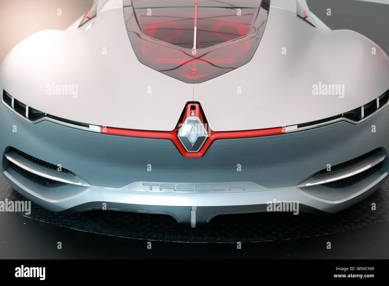Bucarest, Roumanie - 28 juin 2019 : Le concept Renault Trezor hypercar est présentée à la presse lors de l'ouverture de Bucarest Renault connecté. Banque D'Images
