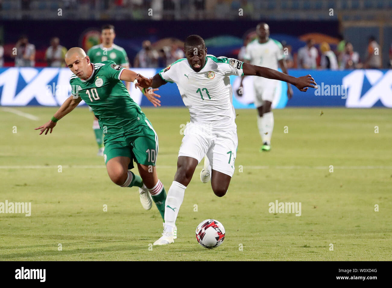 (190628) -- LE CAIRE, Juin 28, 2019 (Xinhua) -- Sofiane Feghouli (L) de l'Algérie dispute à Badou Ndiaye du Sénégal au cours de la coupe d'Afrique des Nations 2019 groupe C match entre le Sénégal et l'Algérie au Caire, Égypte, le 27 juin 2019. L'Algérie a gagné 1-0. (Xinhua/Wang Teng) Banque D'Images