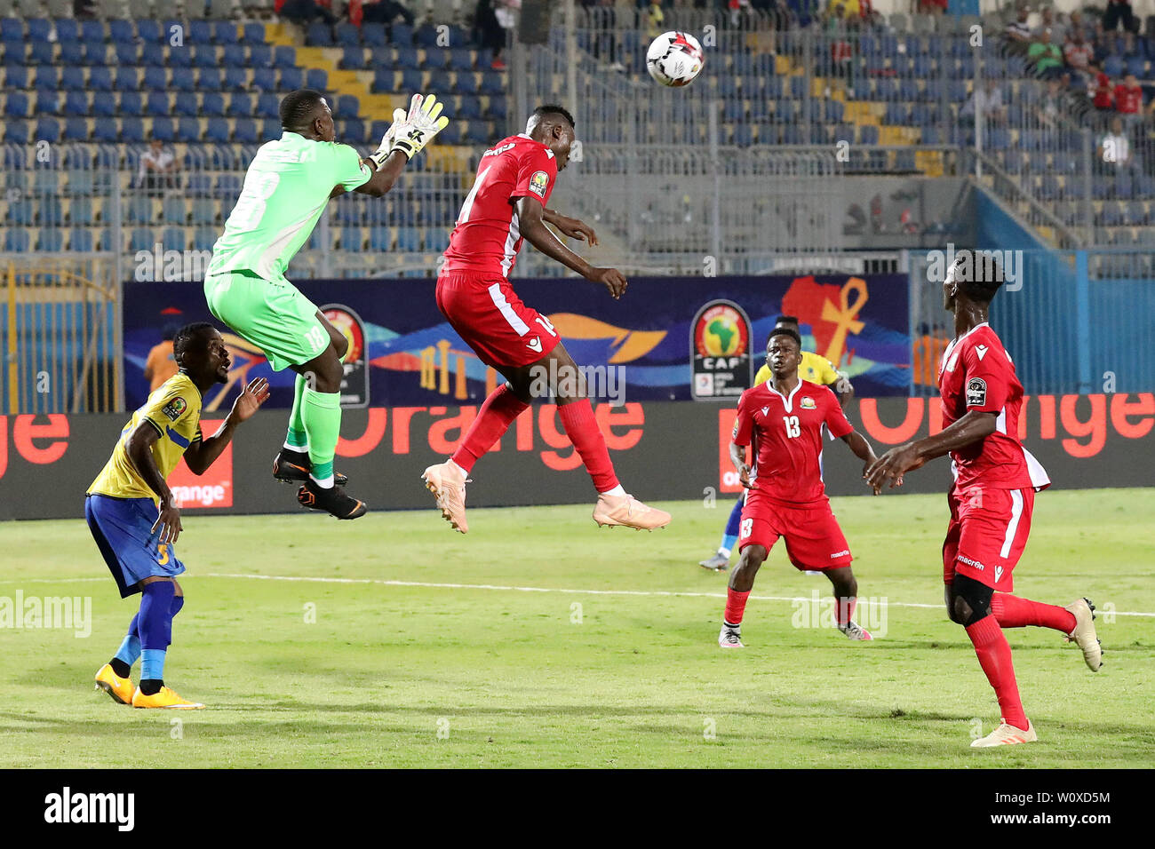 (190628) -- LE CAIRE, Juin 28, 2019 (Xinhua) -- Michael Ogada Olunga (R) haut de la tête la balle au Kenya durant la coupe d'Afrique des Nations 2019 groupe C match entre le Kenya et la Tanzanie, au Caire, Égypte, le 27 juin 2019. Le Kenya a gagné 3-2. (Xinhua/Wang Teng) Banque D'Images