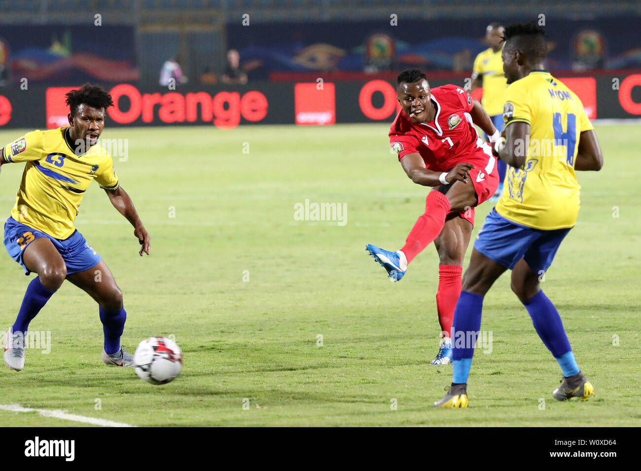 (190628) -- LE CAIRE, Juin 28, 2019 (Xinhua) -- Masika Ayub Timbe (C) du Kenya pousses durant la coupe d'Afrique des Nations 2019 groupe C match entre le Kenya et la Tanzanie, au Caire, Égypte, le 27 juin 2019. Le Kenya a gagné 3-2. (Xinhua/Wang Teng) Banque D'Images